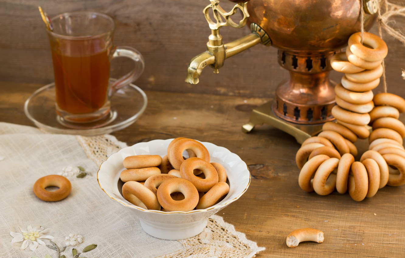 Ấm Samovar và bánh mì truyền thống của Nga - Ảnh: Sưu tầm