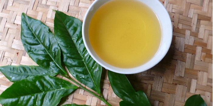 Trà tươi là cách uống trà cổ xưa nhất của người Việt. Dùng lá chè tươi, vò nhẹ và cho vào nồi nấu, sau đó thưởng thức bằng bát sành lớn bên bếp lửa - Ảnh: Sưu tầm