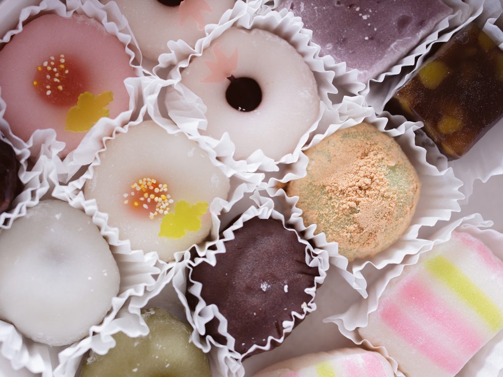 Thưởng thức hương vị ngọt ngào, tinh tế của các loại bánh Wagashi để cân bằng hoàn hảo vị trà (Ảnh: sưu tầm)