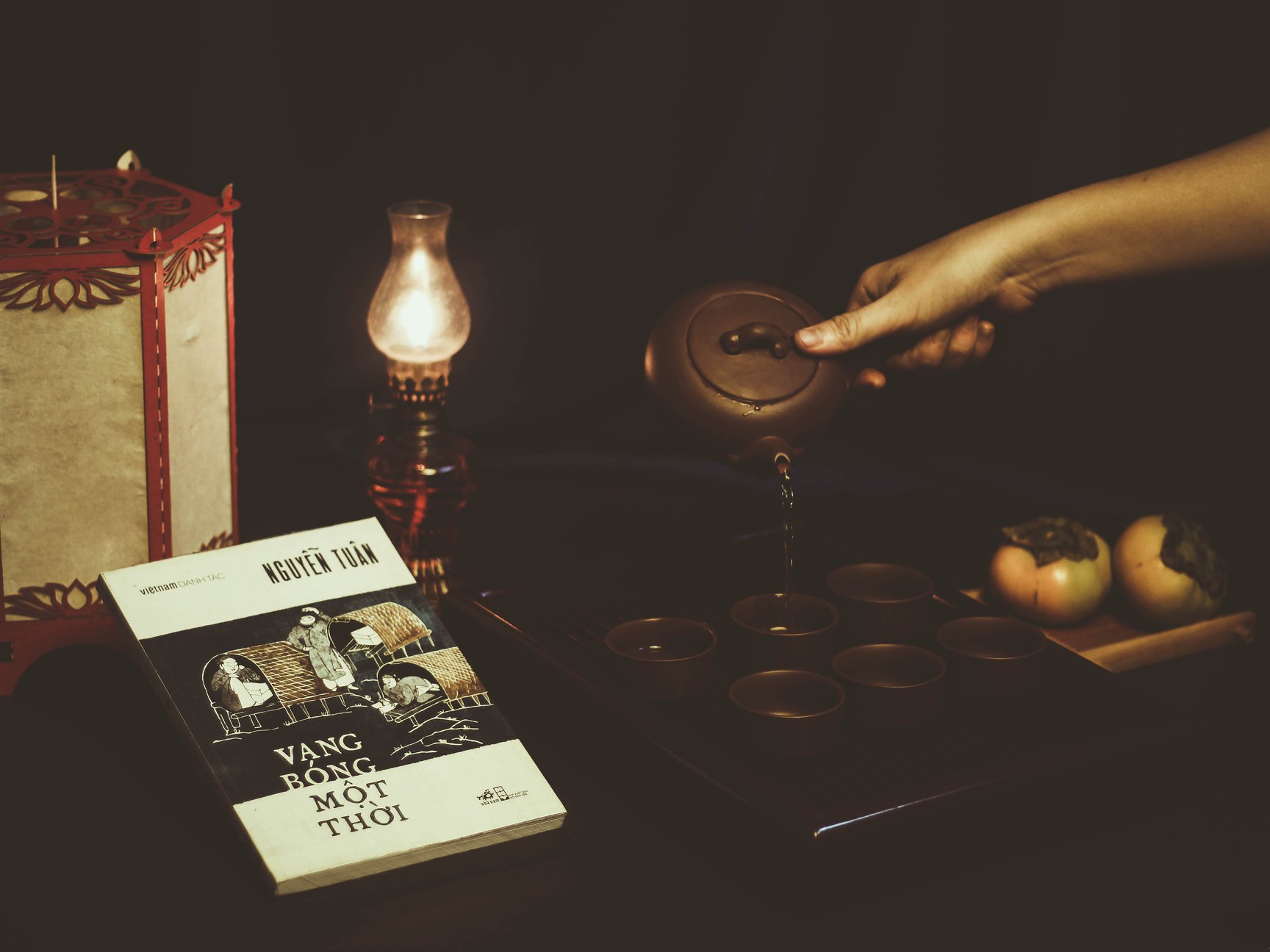 Thú uống trà được nhà văn Nguyễn Tuân phác họa tuyệt đẹp qua tập truyện “Vang bóng một thời” (Ảnh: sưu tầm)