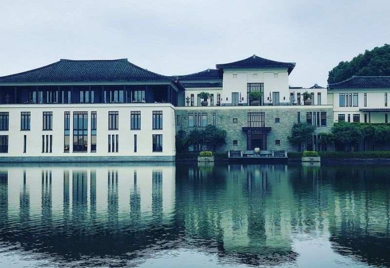 Thiết kế Fuchun Resort là sự kết hợp hài hòa giữa phong cách cổ điển Trung Hoa và nét đẹp của kiến trúc hiện đại (Ảnh: sưu tầm)