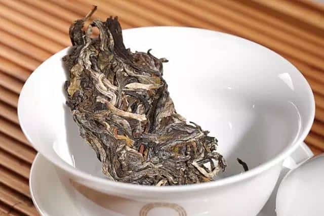 Trà Phổ Nhĩ có đường vân bị vỡ thì được gọi là hàng thứ phẩm - Ảnh: Sưu tầm