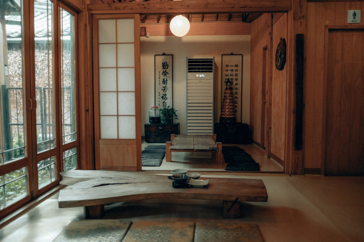 Kiến trúc mộc mạc và không gian bình yên của quán trà cổ (Ảnh: sưu tầm)