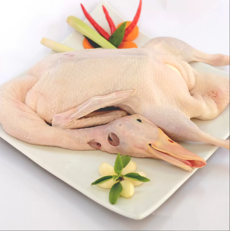 Vịt được làm sạch và khử mùi với rượu trắng trước khi chế biến (Ảnh: sưu tầm)