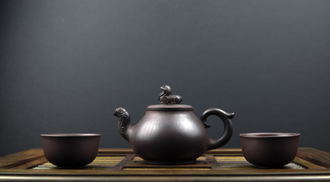 Ấm tử sa là loại ấm dùng để pha trà được làm bằng đất nung ở nhiệt độ cao và không tráng men (Ảnh: sưu tầm)