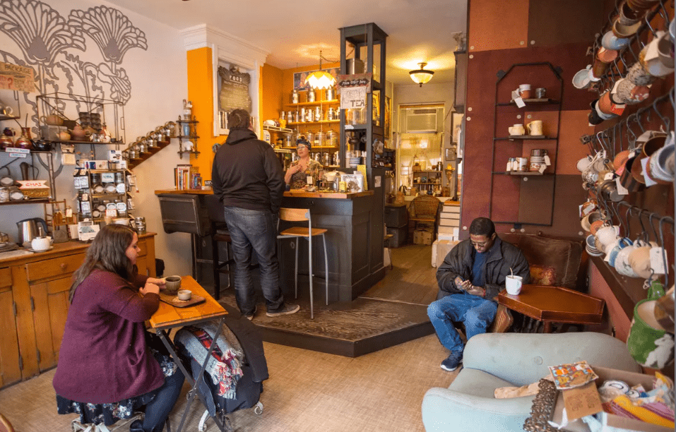 The Random Tea Room & Curiosity Shop là nơi du khách có thể thưởng trà và thỏa sức mua sắm (Ảnh: sưu tầm)