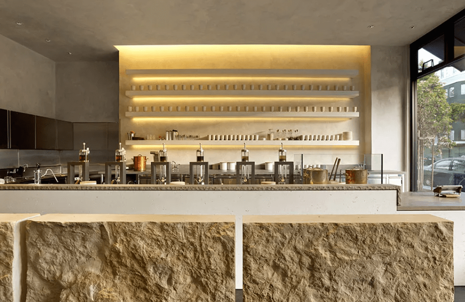 Vách đá và lối bài trí thô mộc của Samovar Tea Lounge (Ảnh: sưu tầm)