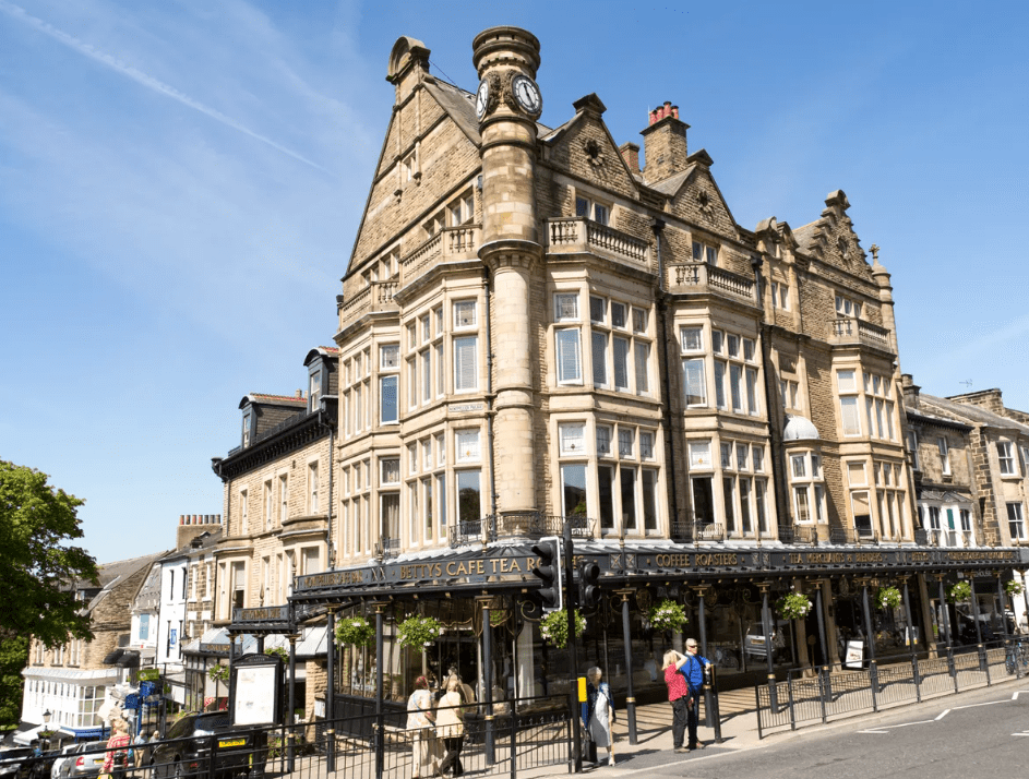 Quán trà Betty's trong dáng hình tòa nhà tráng lệ có tuổi đời gần 100 năm giữa thị trấn Harrogate sang trọng (Ảnh: sưu tầm)