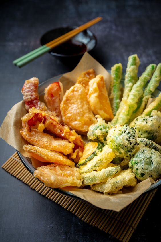 Tempura rau củ là món ăn được yêu thích tại Nhật bởi vị ngọt tự nhiên và độ giòn tan của lớp bột bên ngoài (Ảnh: sưu tầm)