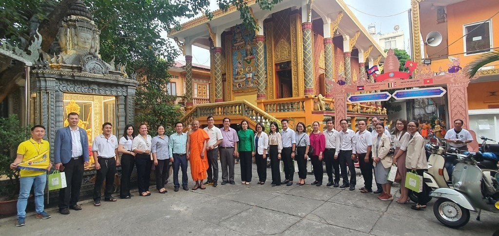 Đoàn viếng chùa Chantarangsay - một trong những địa điểm tham quan của lịch trình (Ảnh: sưu tầm)