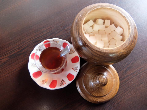 Người Thổ Nhĩ Kỳ thường ngậm một viên đường trong miệng trước khi uống trà mà không phải cho viên đường vào ly trà như những nơi khác - Ảnh: Sưu tầm