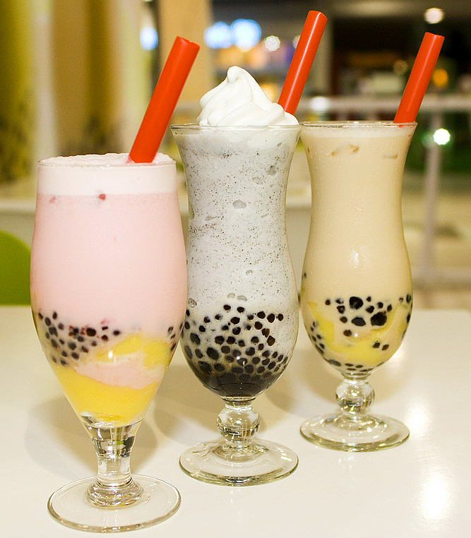 Thơm ngon, dễ uống và lành tính với các dạng nguyên liệu phong phú, trà sữa nhanh chóng chiếm được cảm tình của công chúng - Ảnh: Sưu tầm