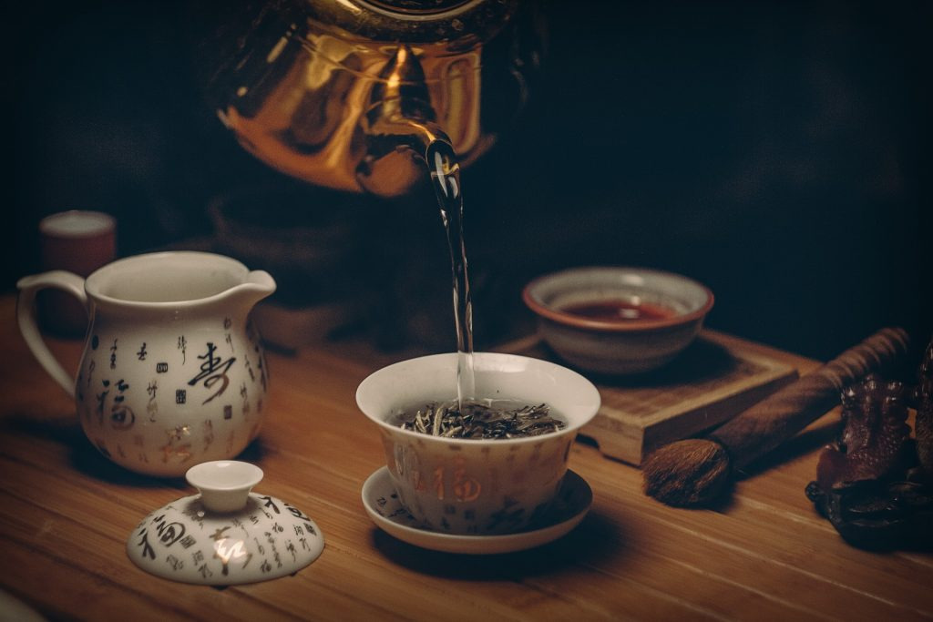 Trong quá trình trình chế biến, người ta cho thêm Bạc Hà vào chung để tạo hương vị độc đáo cho trà - Ảnh: Sưu tầm