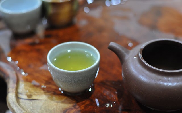 Trà Oolong Thúy Ngọc cho ra màu nước xanh nhạt, hương thơm hoa cỏ thoang thoảng, hậu vị ngọt ngào êm ái - Ảnh: Sưu tầm