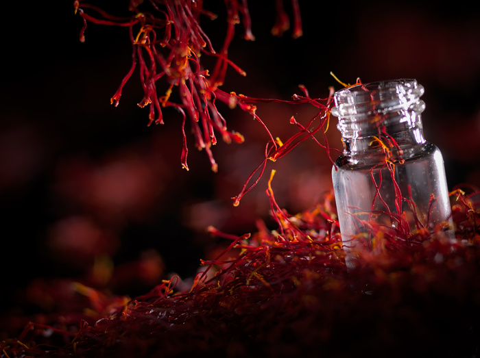 Saffron có màu cam đỏ, thơm mùi mật ong và vị cỏ khô - Ảnh: Sưu tầm