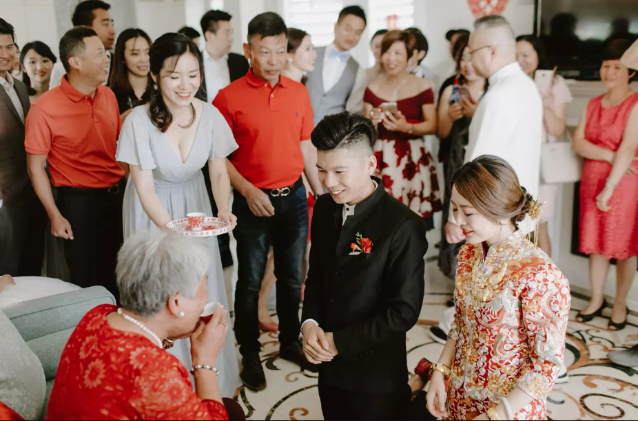 Cô dâu và chú rể quỳ khi thực hiện nghi lễ dâng trà nhằm thể hiện lòng tôn kính (Ảnh: sưu tầm)