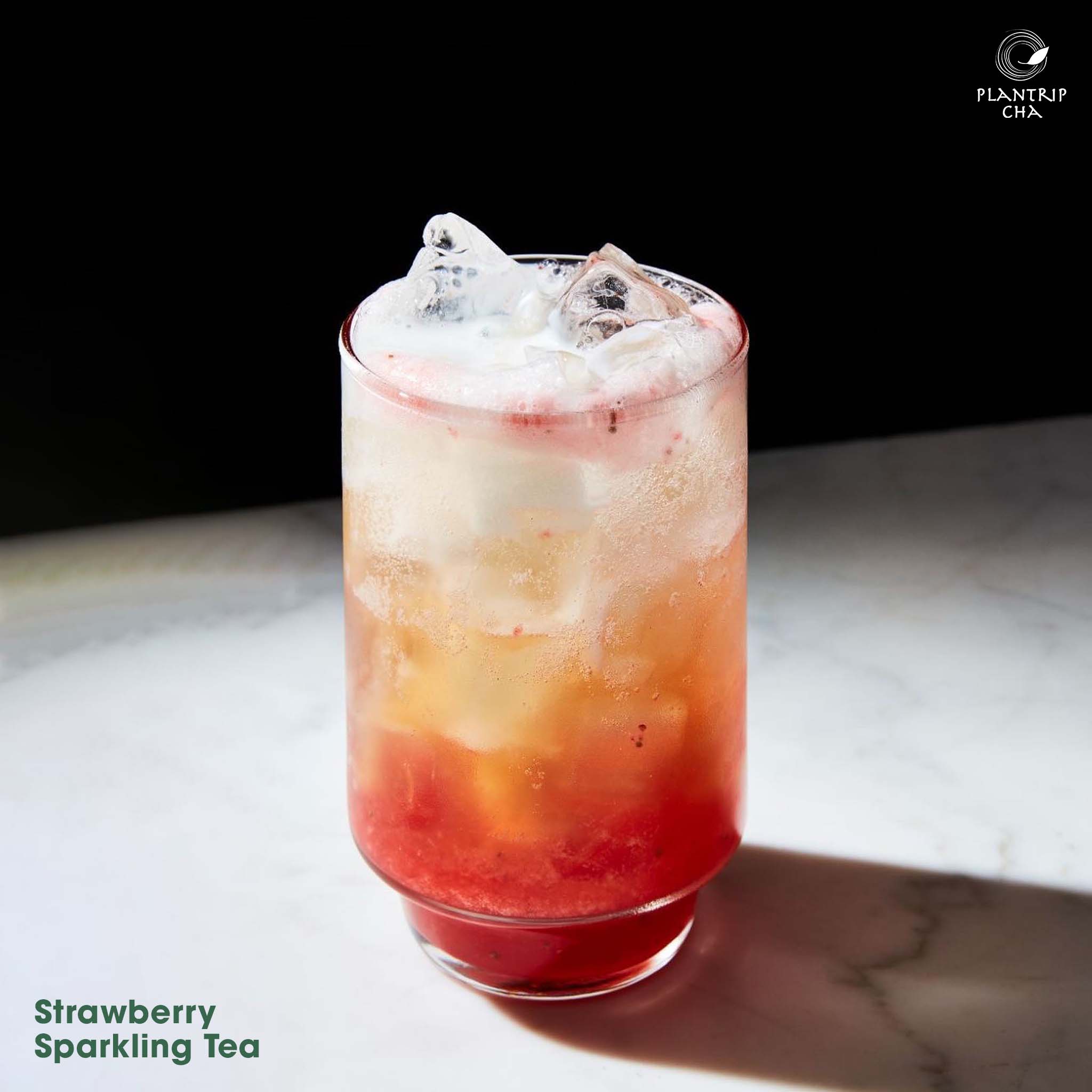 Trà Xanh Lài pha món Strawberry Sparkling Tea sự kết hợp hoàn hảo của trà lài, soda, yogurt và dâu.