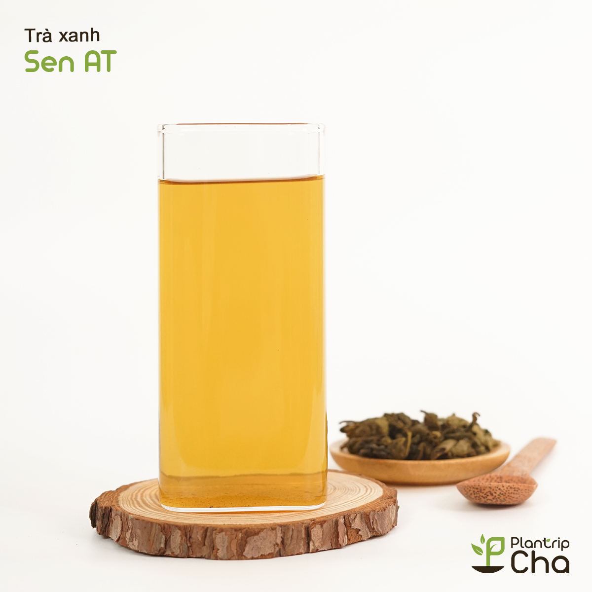 Trà xanh sen AT nước trà trong, màu vàng sáng hấp dẫn cho pha đồ uống.