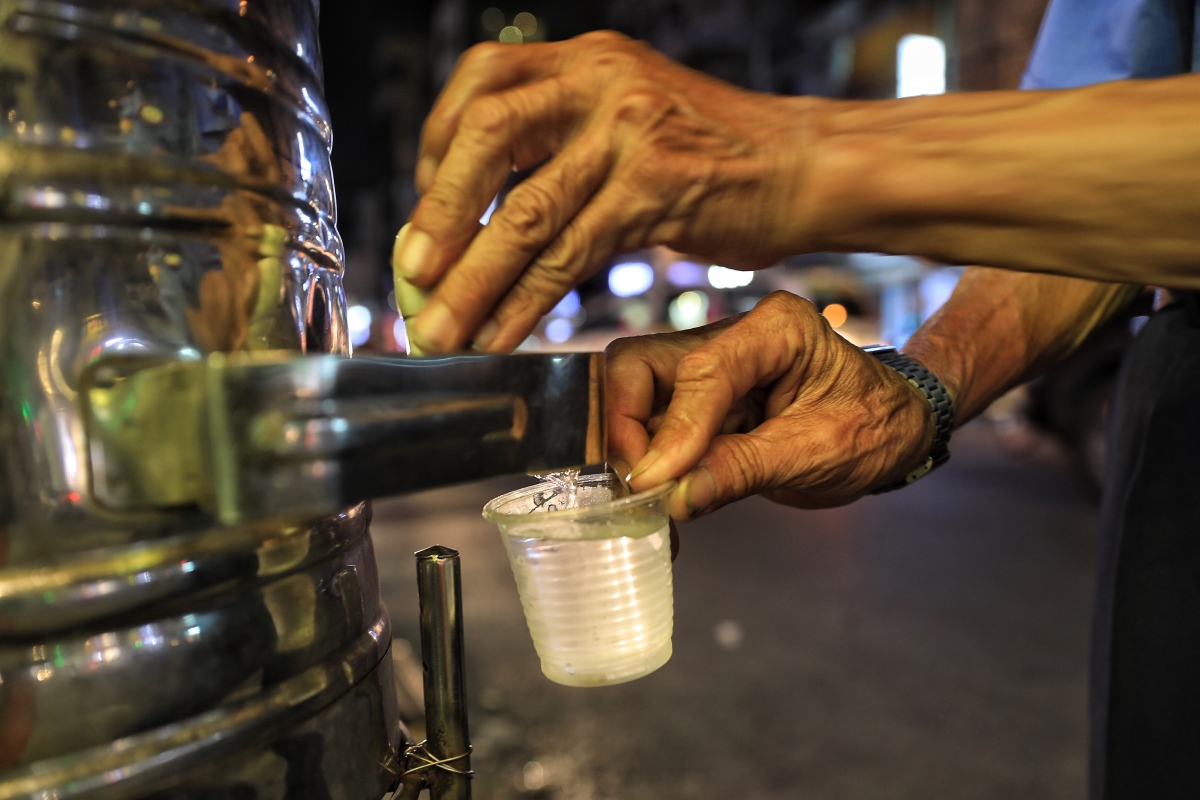 Những bình trà đá là thức quà giản dị mà người Sài Gòn thường dành tặng nhau (Ảnh: sưu tầm)