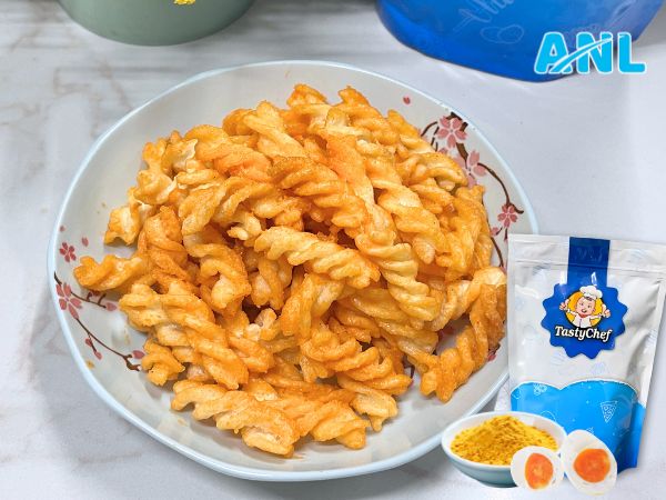 Nui chiên lắc trứng muối