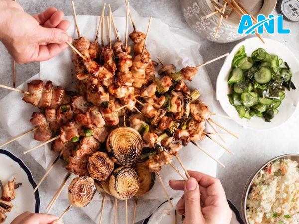 Thưởng thức thịt xiên nướng