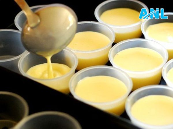 Cho flan vào khuôn