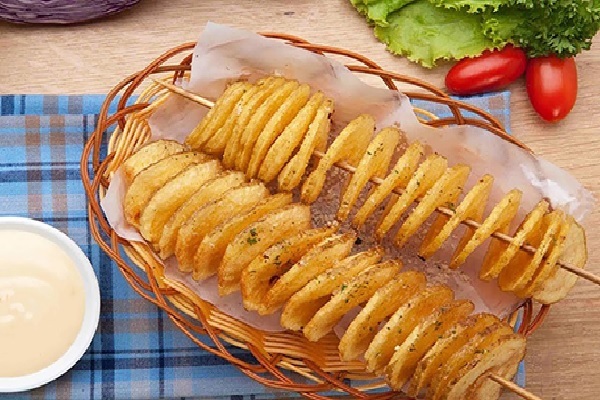 www.kenhraovat.com: Rắc bột gia vị phô cho món khoai tây lốc xoáy ngon lành