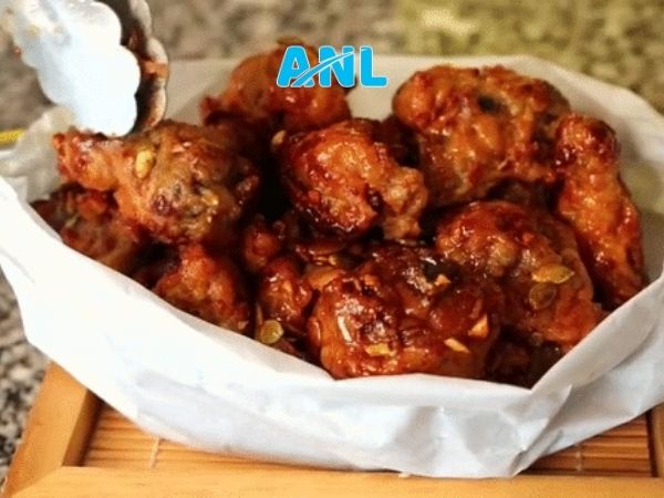 Hoàn thiện món ăn cánh gà nướng bơ tỏi mật ong