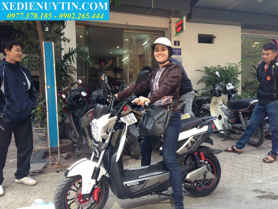 Xe máy điện Zoomer X5 mầu trắng