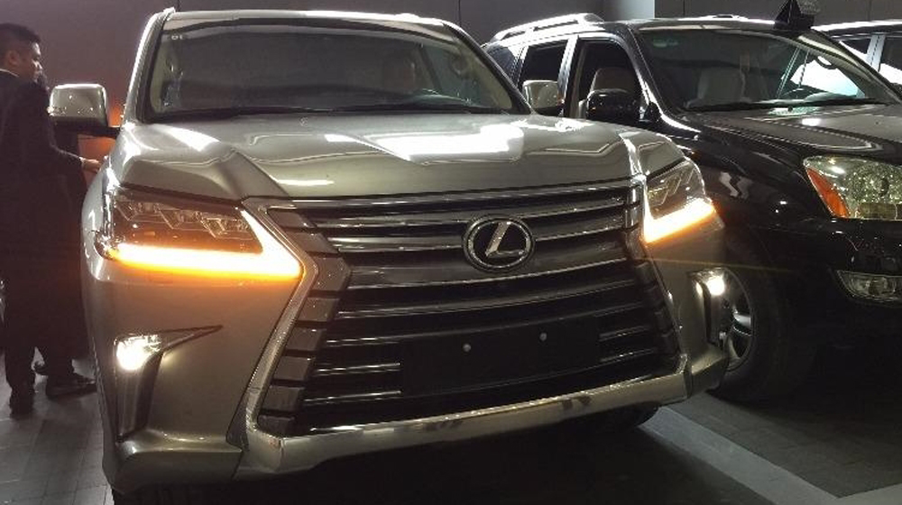 Lexus LX570 2016 “bằng xương, bằng thịt” xuất hiện tại Hà Nội