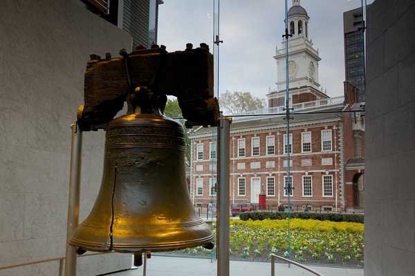 Independence Hall va Chuong Tu Do