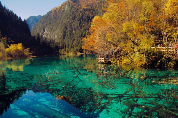 Quần thể Cửu Trại Câu được hình thành trên những dãy đá vôi trầm tích