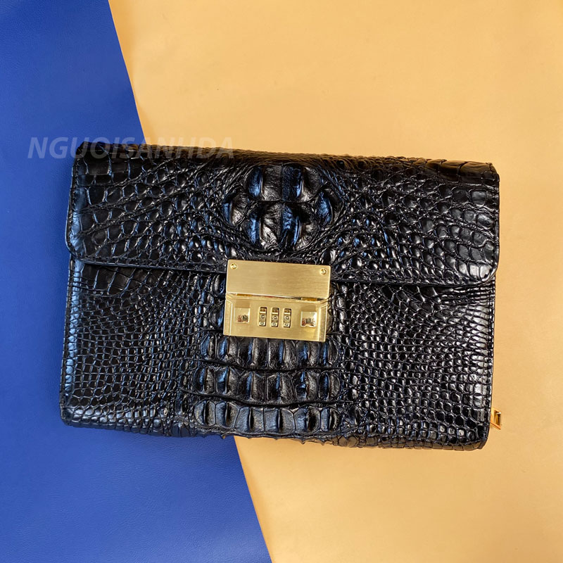 Ví cầm tay nam da cá sấu màu đen