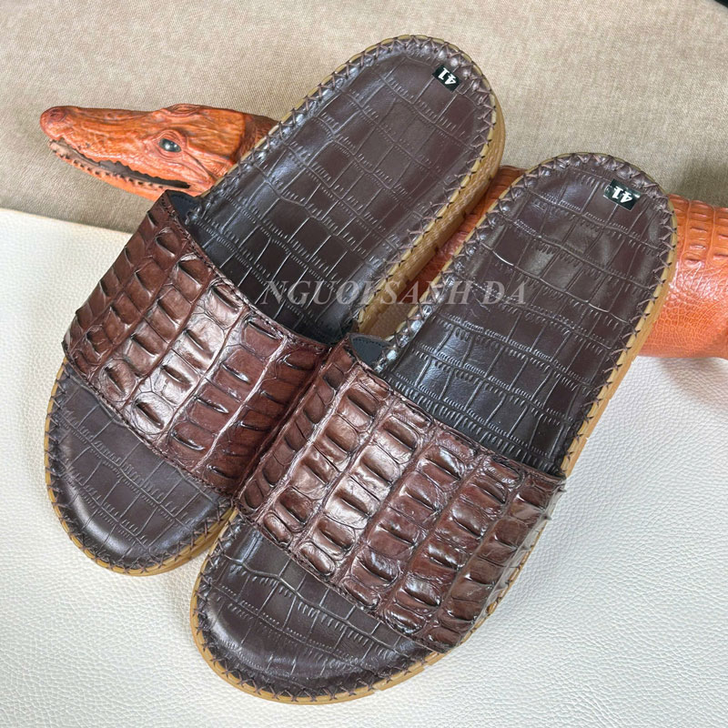 dép quai ngang da cá sấu màu nâu