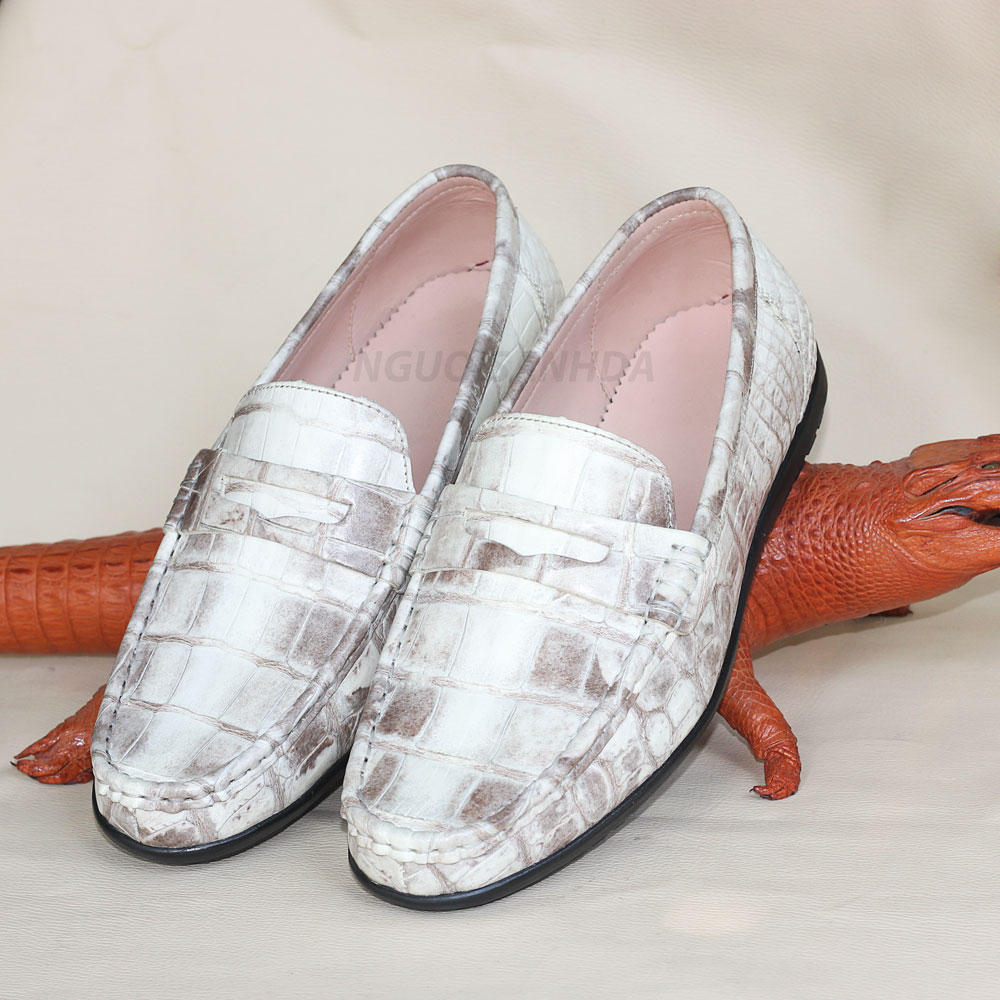 Giày mọi da bụng cá sấu màu bạch tạng