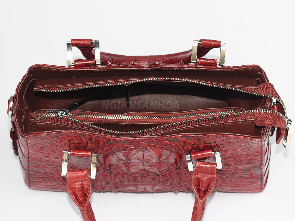 Ngăn bên trong túi xách da cá sấu màu đỏ rượu