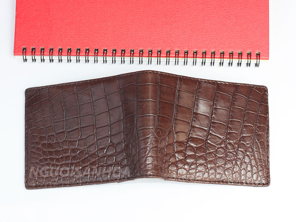 mặt ngoài da bụng cá sấu màu nâu