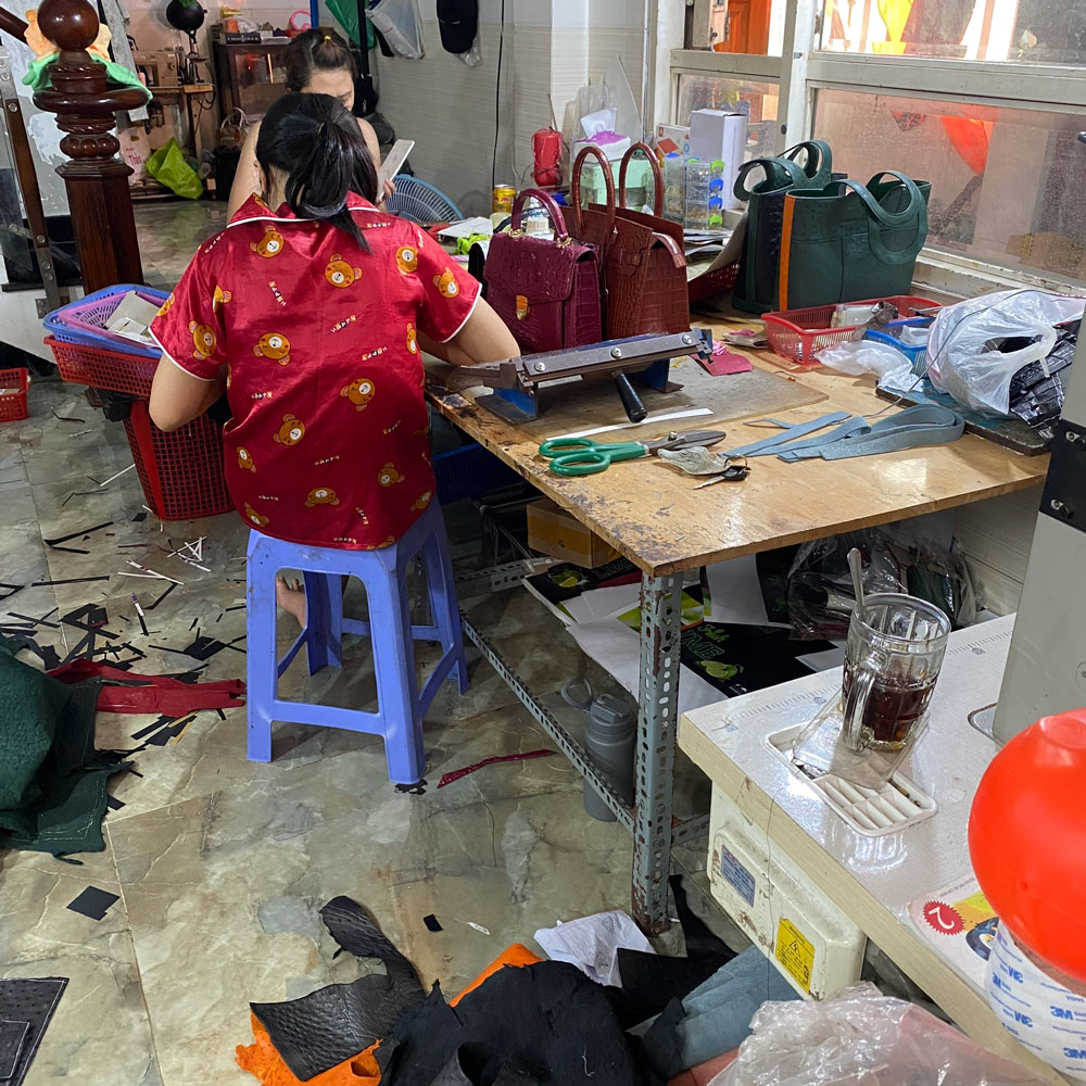 xưởng túi xách da cá sấu