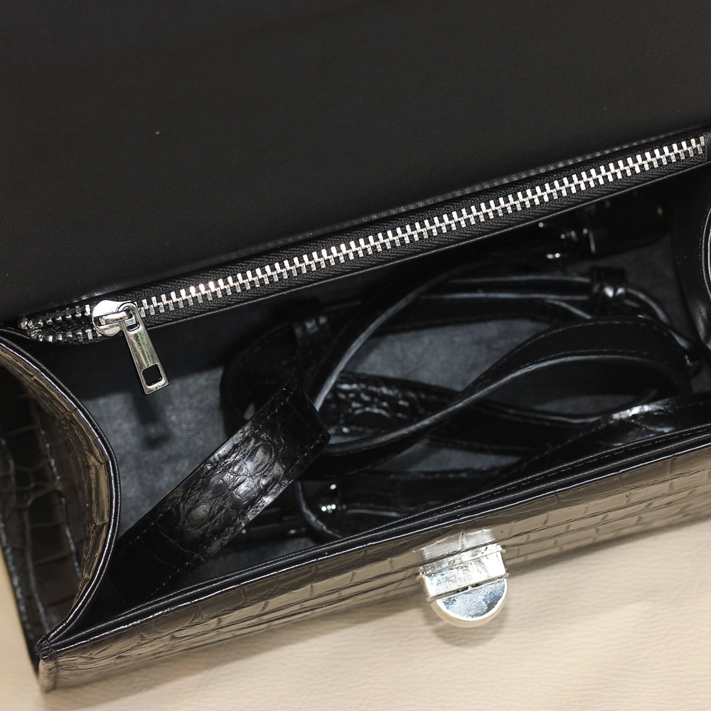 Mặt trong được lót da bò thật