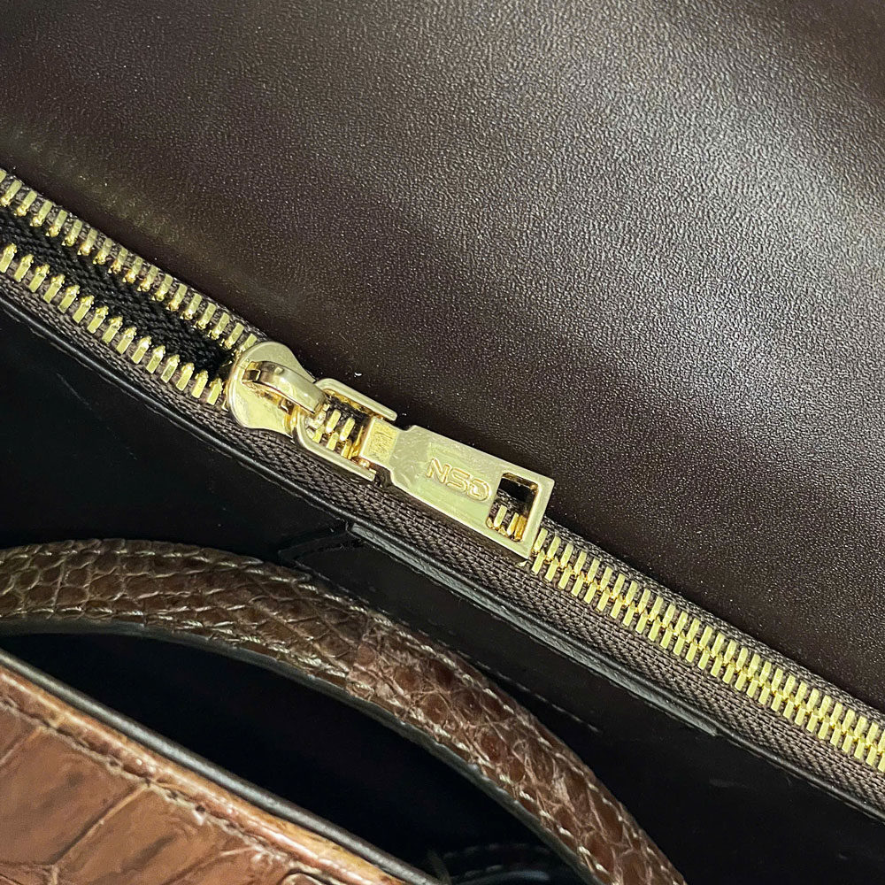 Mặt trong túi xách da cá sấu