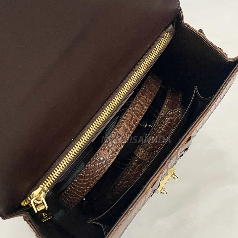 mặt trong túi xách