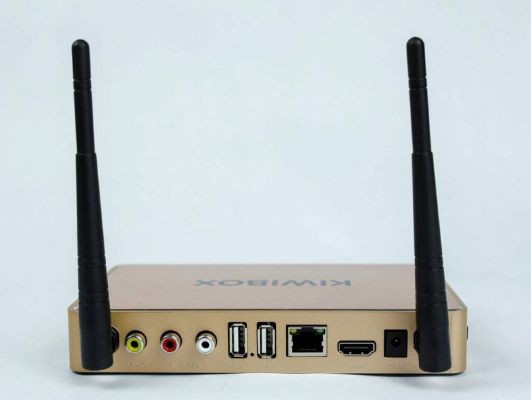 Mặt sau có đầy đủ các cổng kết nối, đặc biệt có thêm cổng AV để có thể tương thích với các TV đời cũ hơn