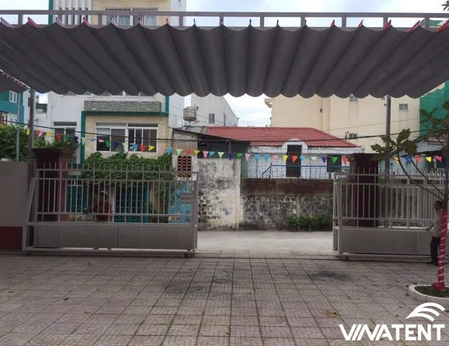 sử dụng mái xếp cho không gian sân nhà