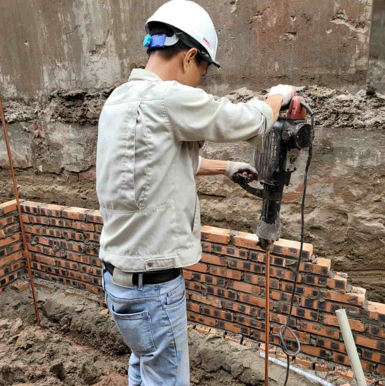 Công nhân đang thi công đóng cọc tiếp địa chống sét