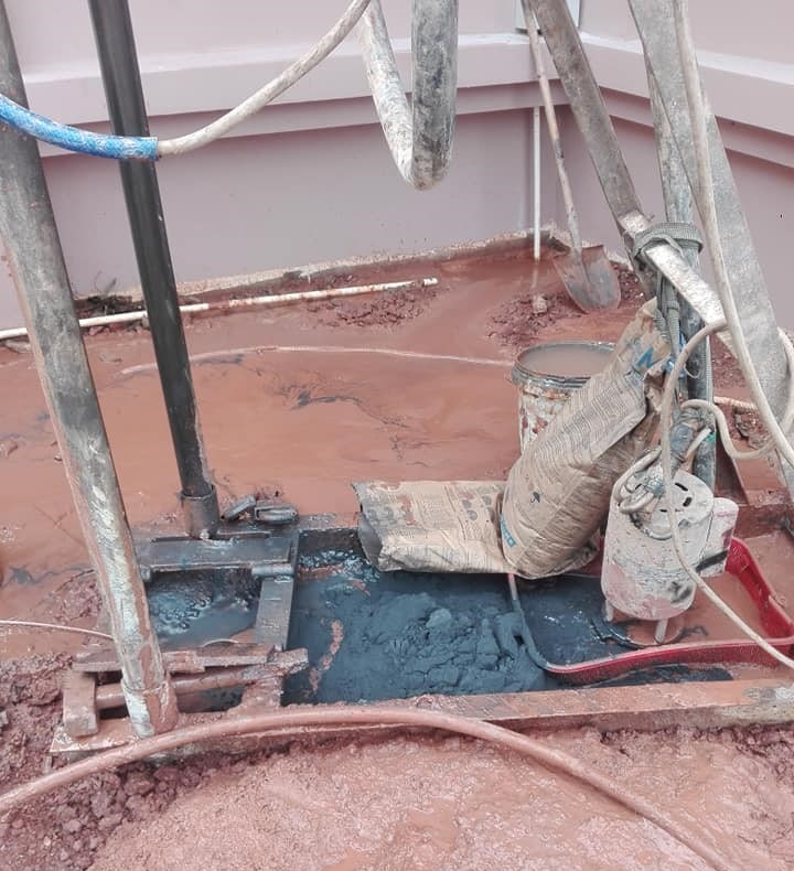 Đổ hóa chất giảm điện trở đất Gem xuống giếng tiếp địa