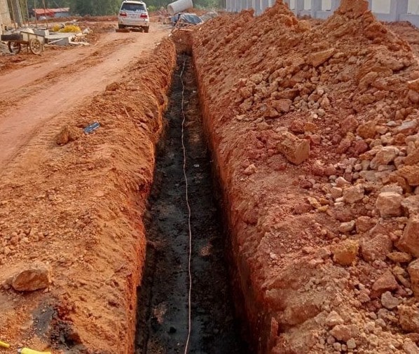 Rải hóa chất giảm điện trở bãi tiếp địa nhiều đất sét