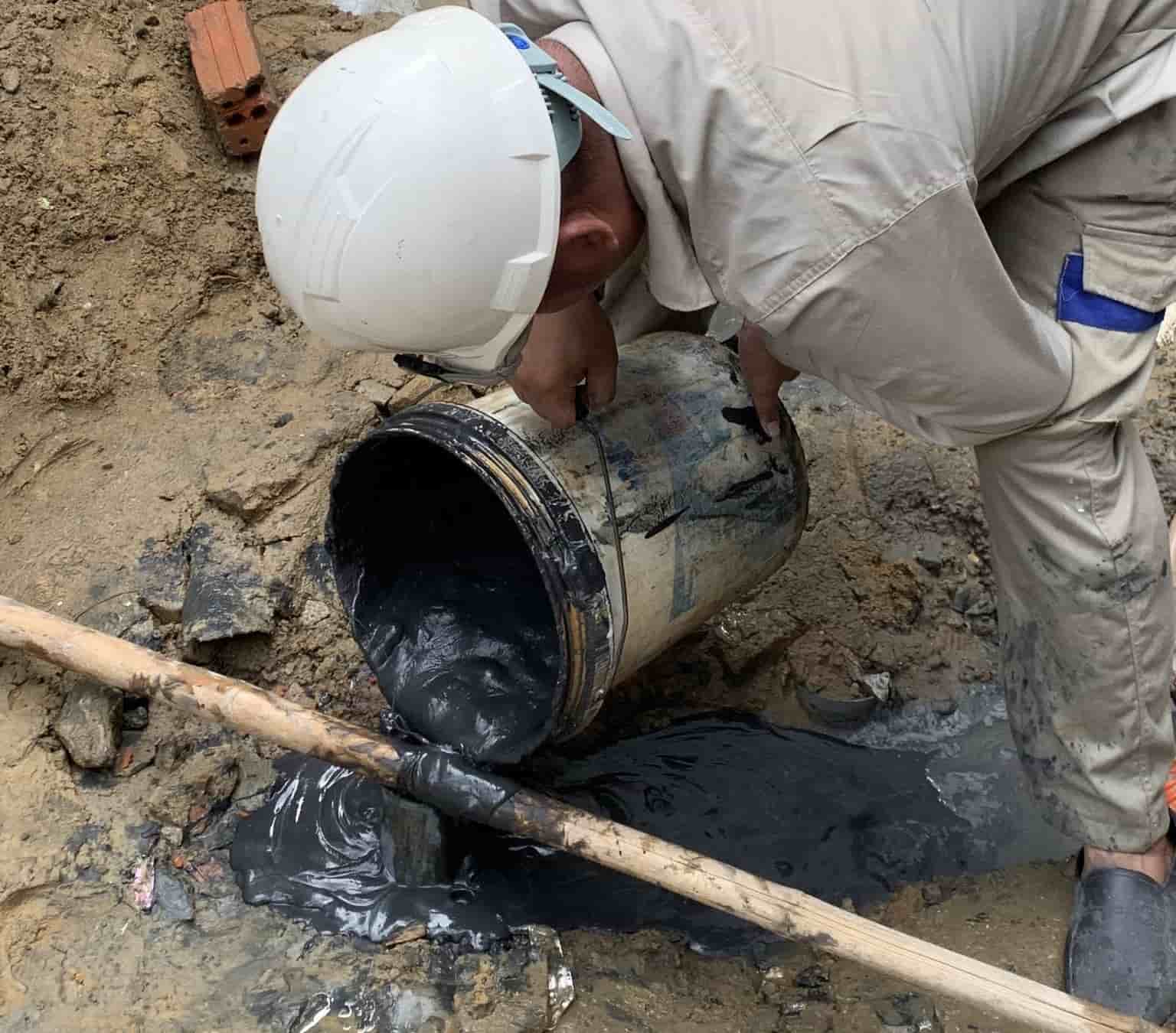 Đổ hóa chất giảm điện trở gem xuống hố tiếp địa sau khi thả cọc