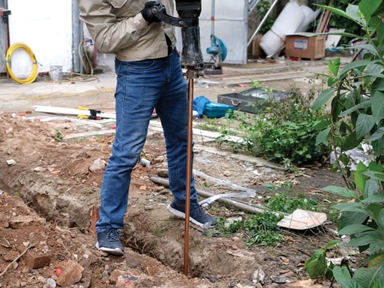 Phương pháp đóng cọc tiếp địa bằng máy