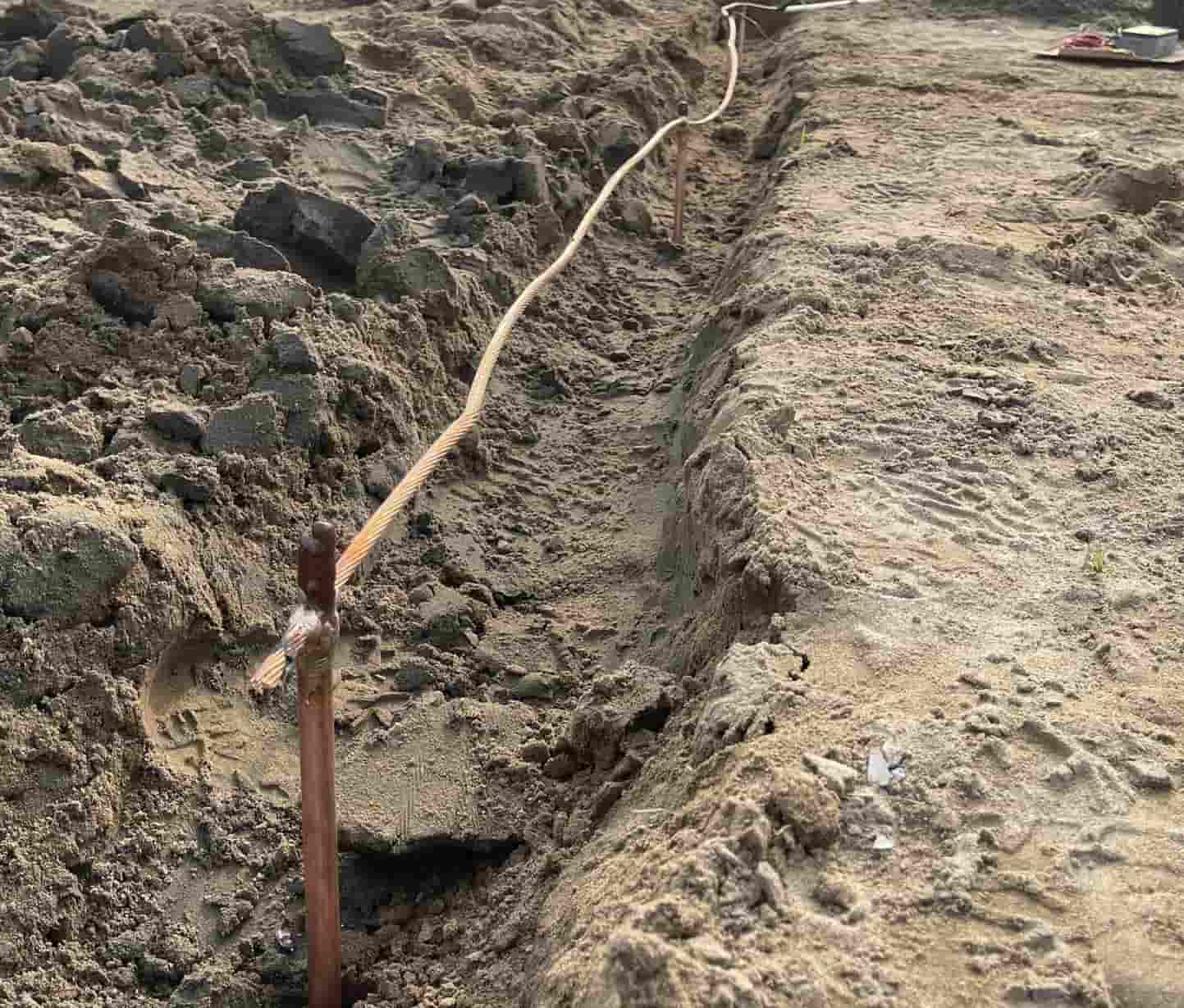 Sau khi hàn hóa nhiệt đóng sâu cọc xuống rãnh tiếp địa