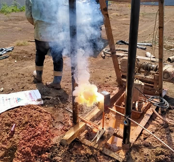 Hàn hóa nhiệt cọc với cáp đồng trước khi thả cọc xuống giếng tiếp địa